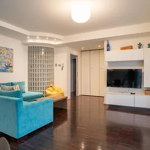 Authentic Yet Modern Retreat In Center Apartament